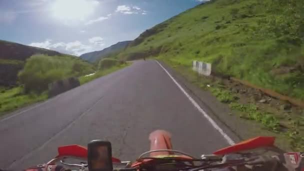 Viagem enduro com bicicleta de sujeira na estrada alta nas montanhas caucasianas, colinas, vales — Vídeo de Stock
