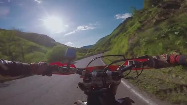 Enduro reis met dirt bike onderweg th hoog in de Kaukasische bergen, heuvels, valleien — Stockvideo