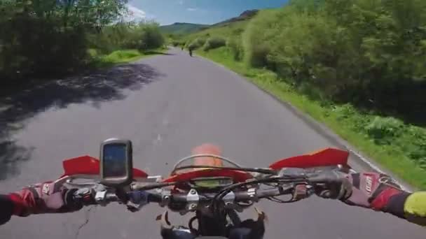 Enduro reis met dirt bike onderweg th hoog in de Kaukasische bergen, heuvels, valleien — Stockvideo