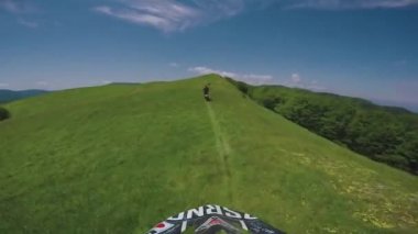 Enduro yolculuk ile kir Bisiklet yüksek beyaz dağlar, tepeler, vadiler