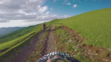 Enduro yolculuk ile kir Bisiklet yüksek beyaz dağlar, tepeler, vadiler