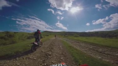 Enduro yolculuk ile kir Bisiklet yüksek beyaz dağlar, tepeler, vadiler