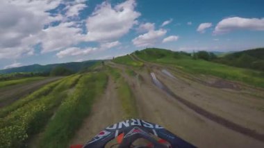 Enduro yolculuk ile kir Bisiklet yüksek beyaz dağlar, tepeler, vadiler