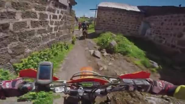 Enduro-Reise mit dem Dirt-Bike auf der Straße hoch in den kaukasischen Bergen, Hügeln, Tälern — Stockvideo