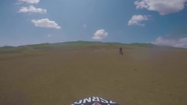 复古旅途在村庄以尘土自行车高在高加索山, 丘陵, 谷 — 图库视频影像