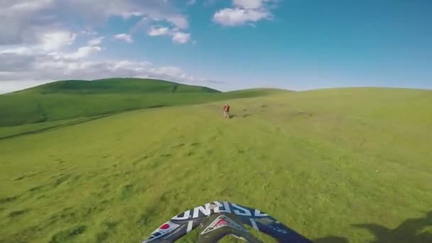 Voyage en Enduro avec un vélo de saleté haut dans les montagnes du Caucase, collines, vallées — Video