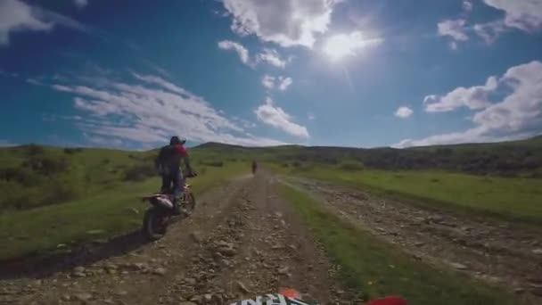 复古旅途与尘土自行车高在高加索山, 丘陵, 谷 — 图库视频影像