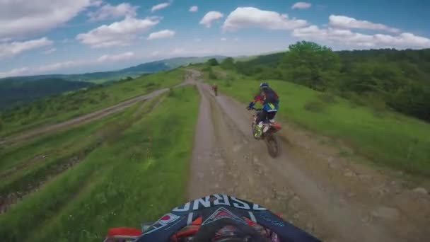 Enduro dirt bike magas a kaukázusi-hegység, a hegyek, a völgyek, utazás — Stock videók