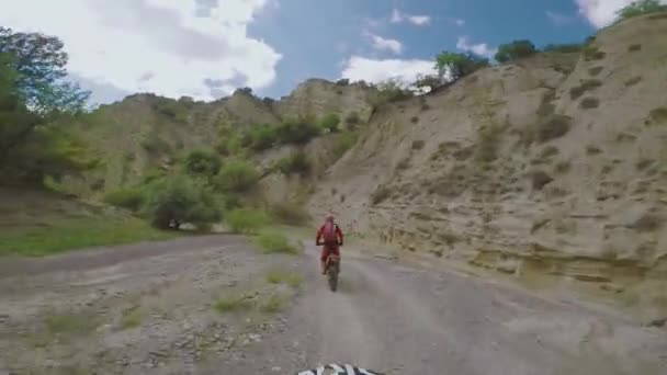 Эндуро путешествие с велосипедом грязи на й дороге высоко в горах Кавказа, холмах, долинах — стоковое видео