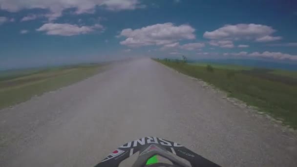 Viaje de enduro con bici de tierra en el camino alto en las montañas caucásicas, colinas, valles — Vídeo de stock