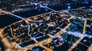 Uçak gece Timelepse Riga şehir eski aşağı Drone uçuş daugava, Letonya Nehri