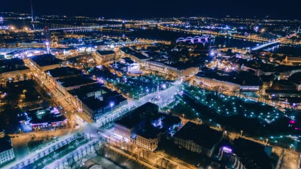 무인 항공기 밤 Timelepse 도시 오래 된 아래로 무인 항공기 비행 daugava, 라트비아 강 — 비디오