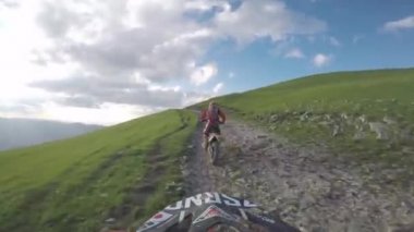 Bisiklet doğa Enduro yolculuk ile kir Bisiklet yüksek beyaz dağlar, tepeler, vadiler