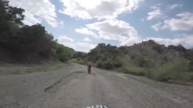 Bisiklet doğa Enduro yolculuk ile kir Bisiklet yüksek beyaz dağlar, tepeler, vadiler