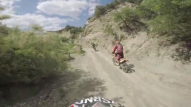 Bisiklet doğa Enduro yolculuk ile kir Bisiklet yüksek beyaz dağlar, tepeler, vadiler
