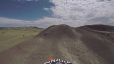 Bisiklet doğa Enduro yolculuk ile kir Bisiklet yüksek beyaz dağlar, tepeler, vadiler