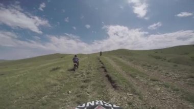 Bisiklet doğa Enduro yolculuk ile kir Bisiklet yüksek beyaz dağlar, tepeler, vadiler