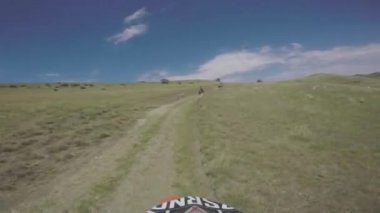 Bisiklet doğa Enduro yolculuk ile kir Bisiklet yüksek beyaz dağlar, tepeler, vadiler