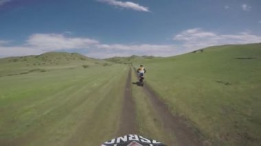 Bisiklet doğa Enduro yolculuk ile kir Bisiklet yüksek beyaz dağlar, tepeler, vadiler