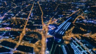 Uçak gece Timelepse Riga şehir eski aşağı Drone uçuş daugava, Letonya Nehri