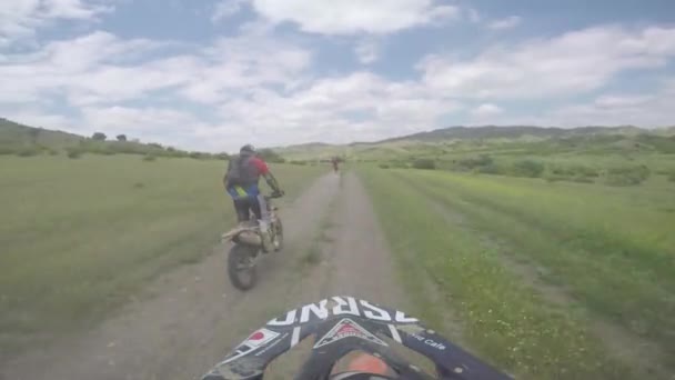 Kole přírodou Enduro cesta s dirt bike vysoká v kavkazské hory, kopce, údolí — Stock video