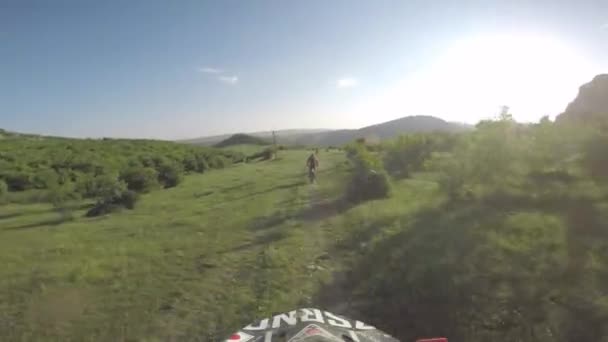 Naturaleza en bicicleta Viaje de enduro con bici de tierra alta en las montañas caucásicas, colinas, valles — Vídeos de Stock