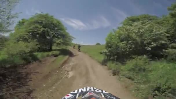 Kole přírodou Enduro cesta s dirt bike vysoká v kavkazské hory, kopce, údolí — Stock video