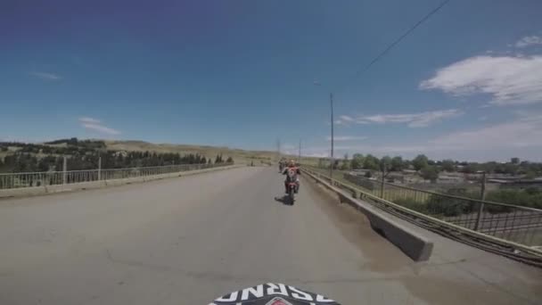 Naturaleza en bicicleta Viaje de enduro con bici de tierra alta en las montañas caucásicas, colinas, valles — Vídeo de stock