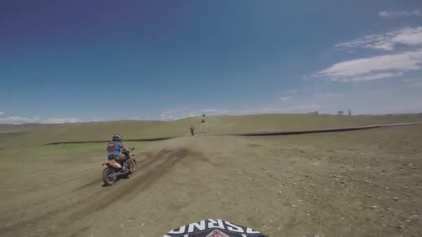 Kole přírodou Enduro cesta s dirt bike vysoká v kavkazské hory, kopce, údolí — Stock video