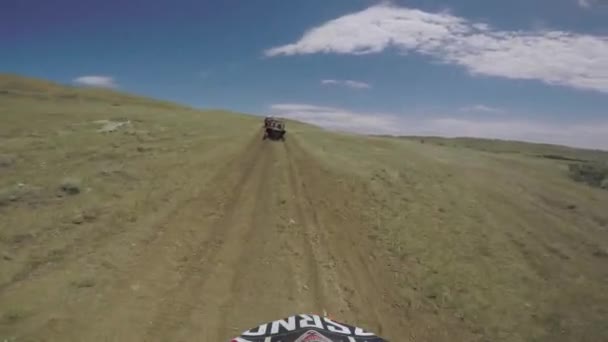 Naturaleza en bicicleta Viaje de enduro con bici de tierra alta en las montañas caucásicas, colinas, valles — Vídeos de Stock