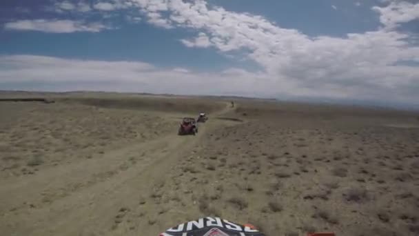 Bicicleta natureza Enduro viagem com bicicleta de sujeira no alto das montanhas caucasianas, colinas, vales — Vídeo de Stock