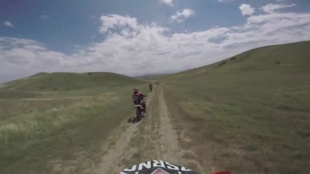 Bike Natur Enduro Reise mit dem Dirt Bike hoch in den kaukasischen Bergen, Hügeln, Tälern — Stockvideo