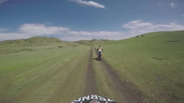 Vélo nature Enduro voyage avec dirt bike haut dans les montagnes du Caucase, collines, vallées — Video