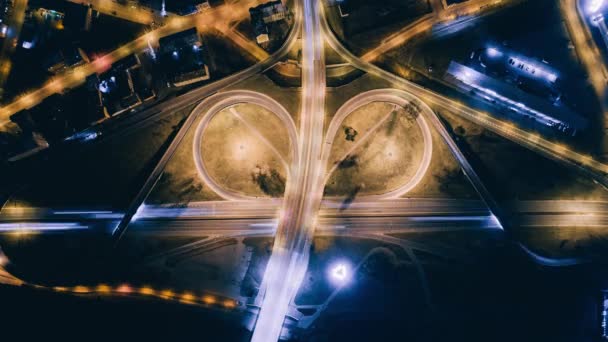 Νύχτα Ρίγα κηφήνας Timelapse πόλη γέφυρα οδογέφυρα οδικής κυκλοφορίας μηχανή κηφήνας γρήγορο χρόνο αυτοκίνητα σε κίνηση — Αρχείο Βίντεο