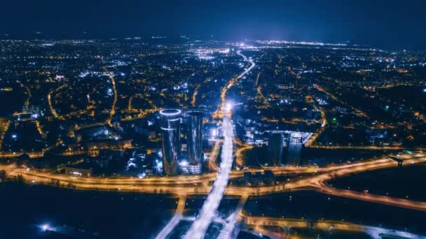 Noite Riga Drone Timelapse City Bridge Viaduto máquina de tráfego rodoviário Drone carros de tempo rápido em movimento — Vídeo de Stock