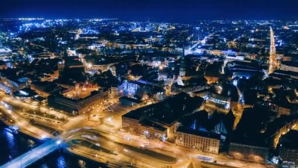 Ciudad de Timelepse Riga noche de Drone viejo abajo vuelo de aviones no tripulados daugava, Río de Letonia — Vídeos de Stock