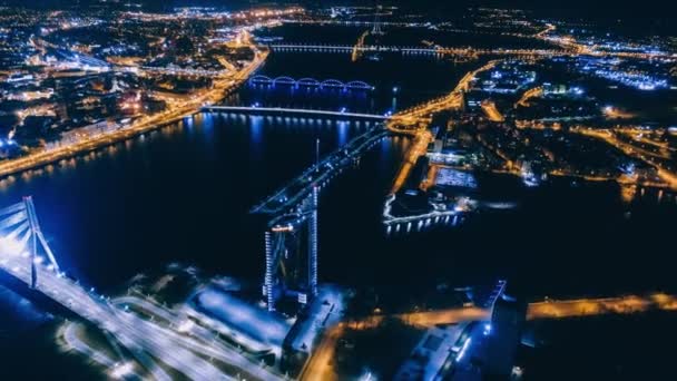 Ciudad de Timelepse Riga noche de Drone viejo abajo vuelo de aviones no tripulados daugava, Río de Letonia — Vídeos de Stock