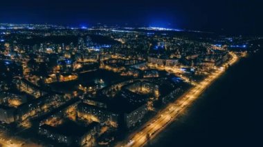 Uçak gece Timelepse Riga şehir blok daire Drone uçuş daugava, Letonya Nehri