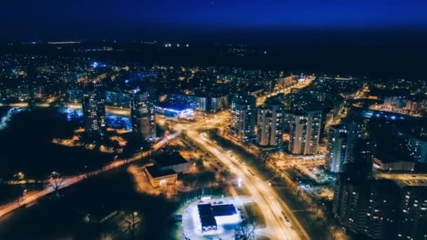 무인 항공기 밤 Timelepse 리가 시 블록 아파트에서 무인 항공기 비행 daugava, 라트비아 강 — 비디오