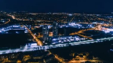 Uçak gece Timelepse Riga şehir hypperlapse blok daireler Drone uçuş daugava, Letonya Nehri