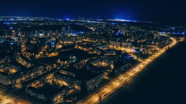 Drone Night Timelepse Ciudad de Riga hipperlapso bloque de pisos Drone Flight daugava, latvia river — Vídeos de Stock