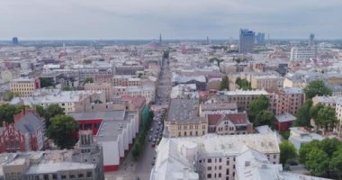 Riga şehir Drone uçuş, binalar evler, yaşam merkezi bloğu doen town eski şehir daireler