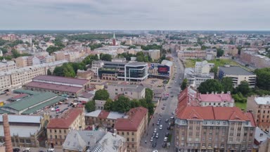 Riga şehir Drone uçuş, binalar evler, yaşam merkezi bloğu stüdyo 69 daireler