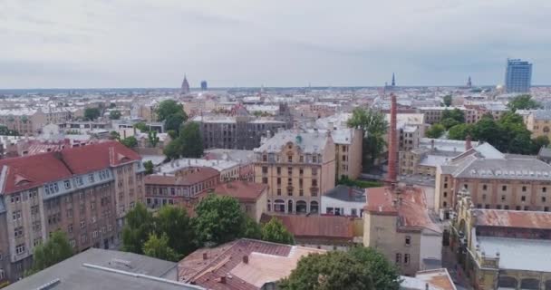 Ciudad de Riga Vuelo con drones, edificios casas vivas, bloque central de pisos — Vídeo de stock