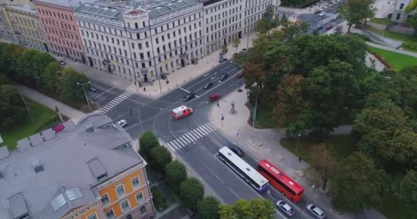 Voitures de route asphalte Riga ville Vol de drone, bâtiments maisons vivantes, bloc central d'appartements — Video