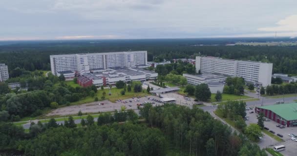 Hospital drone Casas médicas, salud, medicina, ayuda, emergencia, ambulancia, atención médica, Gailezers — Vídeos de Stock