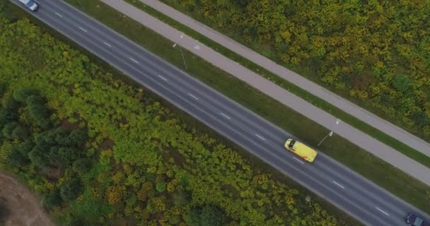 Vuelo drone coche de emergencia obove la carretera — Vídeos de Stock