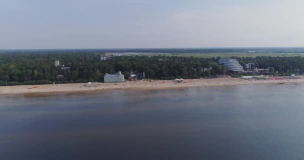 Jurmala tengeri drone repülés légi strand, a nyári menyasszonyi Lettország hotel víz népek, a felhők — Stock videók