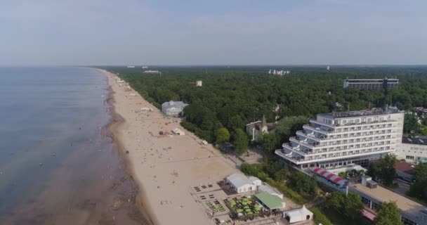 Jurmala zee drone luchtfoto strand vlucht, zomertijd bruiloft Letland hotel water volkeren, wolken — Stockvideo
