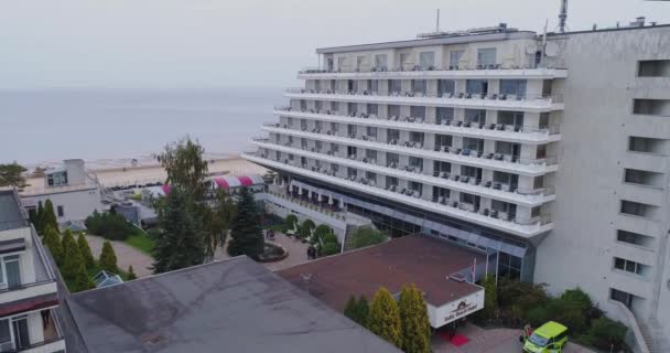 Jurmala Hotel tengeri drone légi beach repülés, a nyári menyasszonyi Lettország hotel víz népek, a felhők — Stock videók